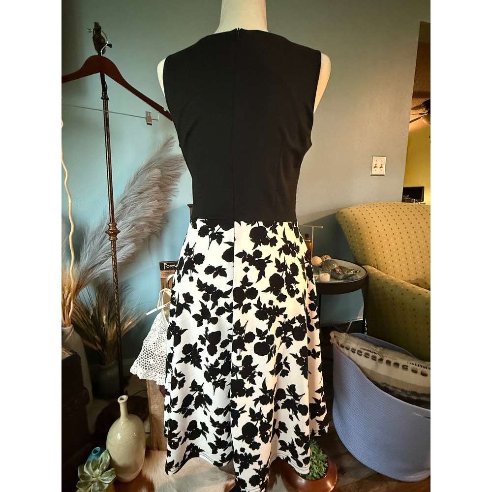 Womens Sleeveless Floral Fit & Flare Dress Black White Crochet Appliqué Waist M - Picture 3 of 8